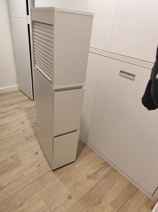 Mueble de baño estrecho de madera