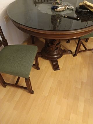 Mesa redonda de madera con 4 sillas