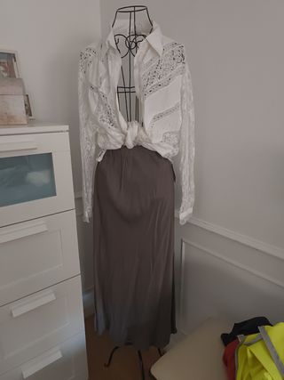 Pantalones blancos con botones dorados