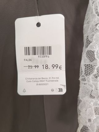 Pantalones blancos con botones dorados