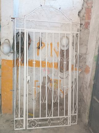 Puerta de cancela de forja blanca