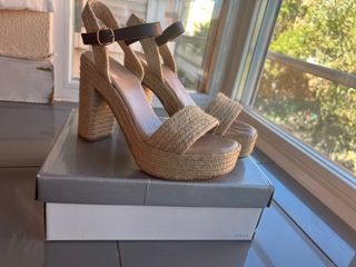 Cuñas de verano beige y marrón