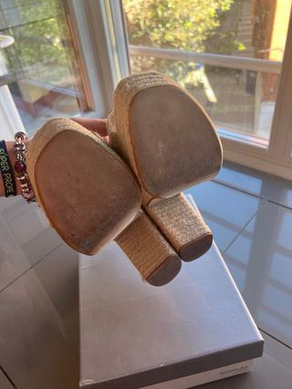 Cuñas de verano beige y marrón