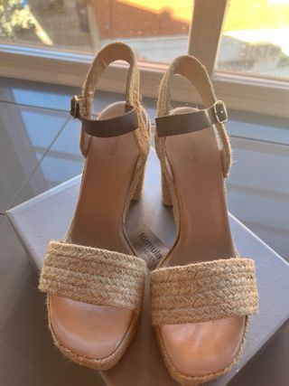 Cuñas de verano beige y marrón