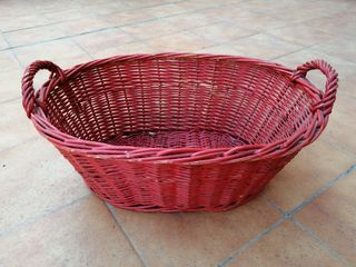 Cesta antigua de mimbre roja