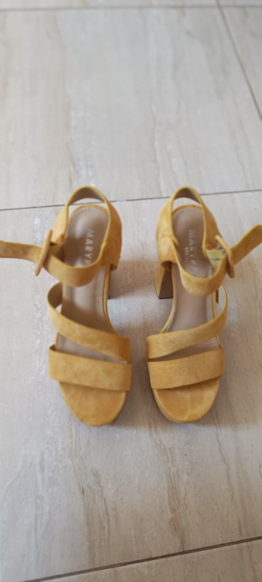 Zapatos de tacón mostaza Maripaz talla 38