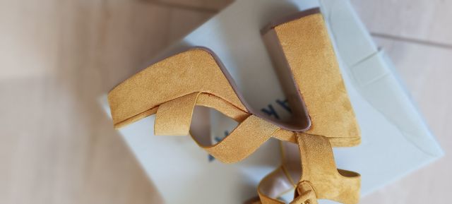 Zapatos de tacón mostaza Maripaz talla 38