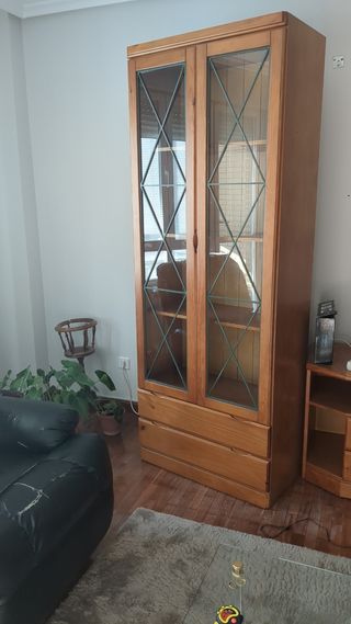 Mueble de salón de madera y cristal
