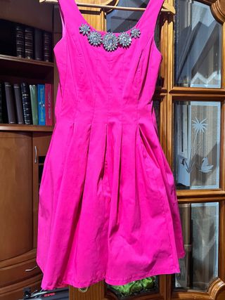Precioso vestido fucsia con pedrería