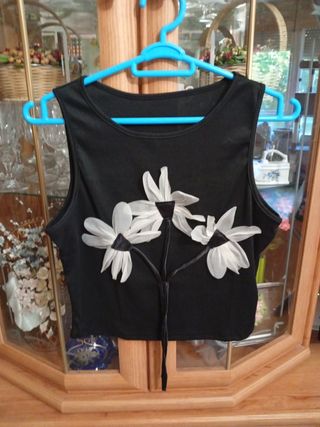 Top Negro con Flores Blancas