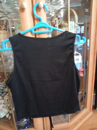 Top Negro con Flores Blancas