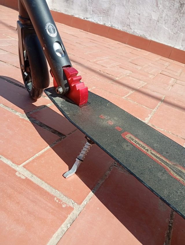 Patinete regulable en altura negro y rojo