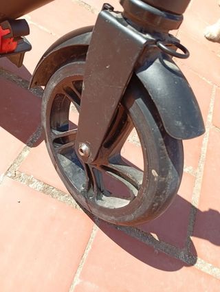 Patinete regulable en altura negro y rojo