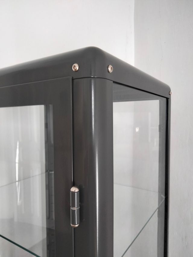 Vitrina FABRIKÖR Ikea. Gris, metálica y de cristal