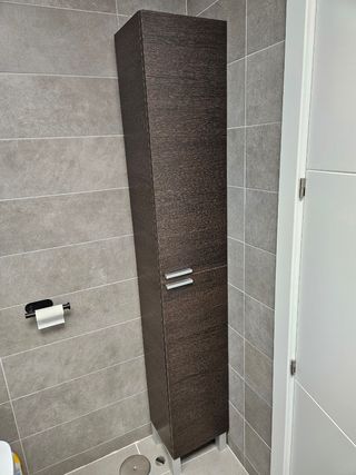 Armario de baño de madera marrón
