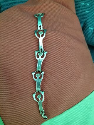 Pulsera de plata con figuras humanas