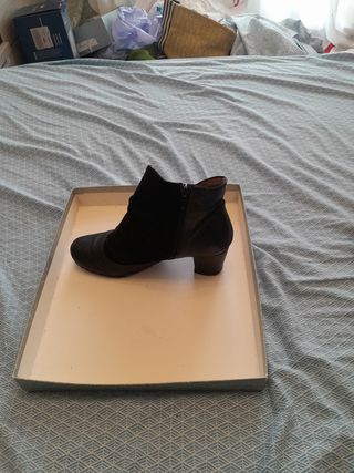 Botines de ante y piel, color negros