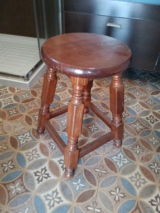 Taburete de madera rústico