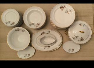 Vajilla de porcelana con detalles dorados
