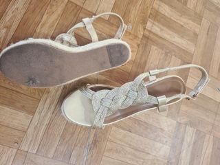 Zapatos de cuña dorados con nudo