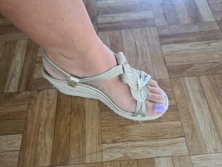 Zapatos de cuña dorados con nudo