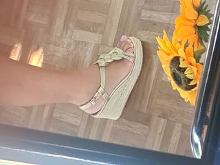 Zapatos de cuña dorados con nudo