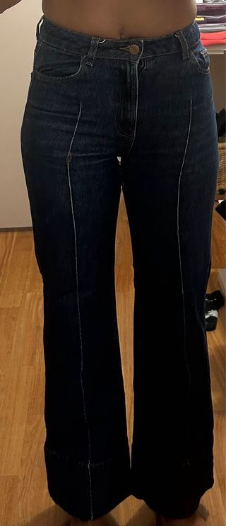 Jeans blu a zampa con cuciture a contrasto