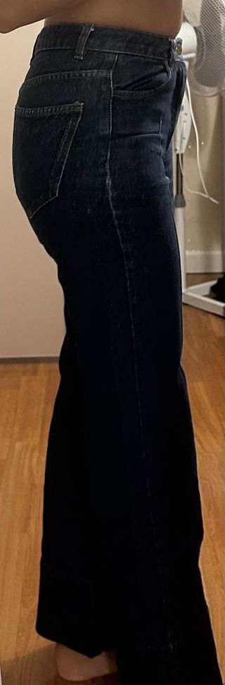 Jeans blu a zampa con cuciture a contrasto