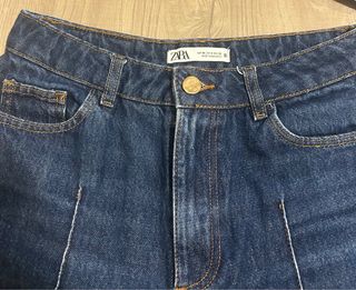 Jeans blu a zampa con cuciture a contrasto