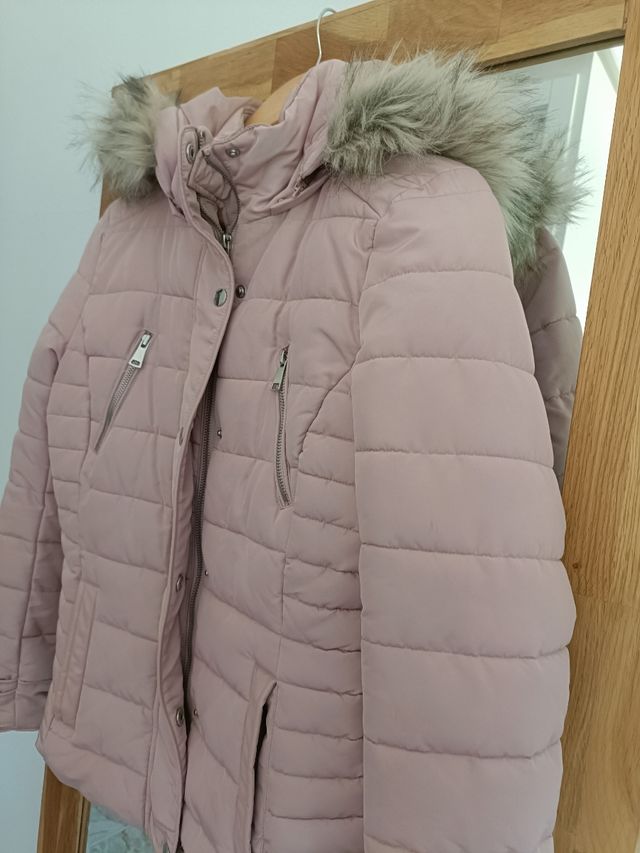 Chaquetón rosa con capucha de pelo.
Fórmula Joven