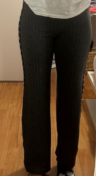 Pantaloni a righe con borchie