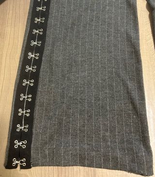 Pantaloni a righe con borchie