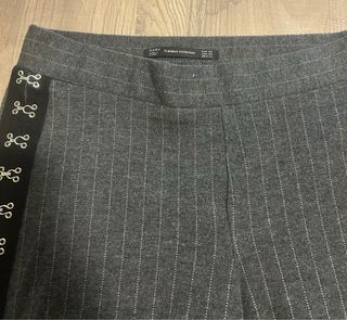 Pantaloni a righe con borchie