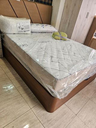 Base de cama marrón y colchón blanco