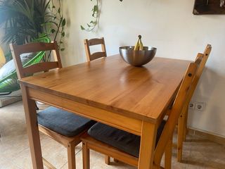 Mesa de comedor de madera