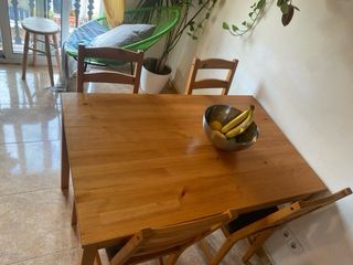 Mesa de comedor de madera