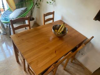 Mesa de comedor de madera