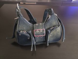 Bolso vaquero con hebilla y cremalleras