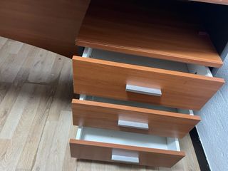 Escritorio de madera con cajonera