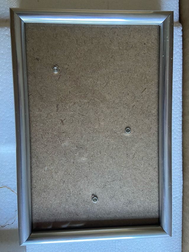 Portafotos de metal plateado. 15,5x10,5 cm