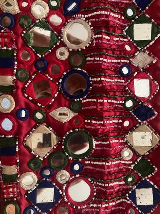 Bolso de fiesta de raso bordado con espejos