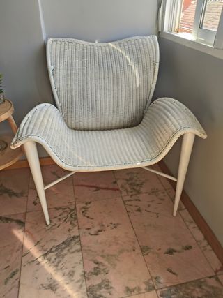 Sillón de mimbre blanco