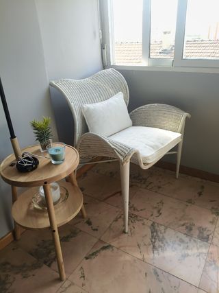 Sillón de mimbre blanco
