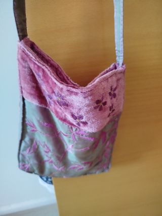 Bolso de satén con bordado floral