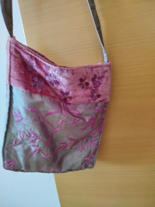 Bolso de satén con bordado floral