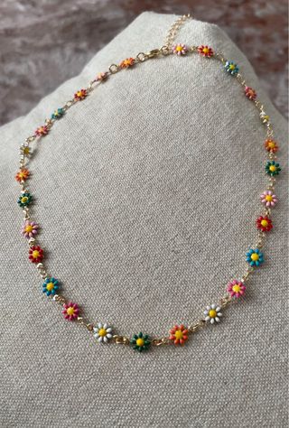 Collana girocollo con fiori colorati