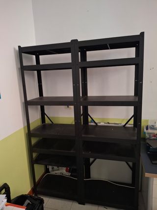 Estantería metálica negra