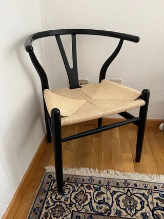 Silla de comedor Wishbone negra y ratán