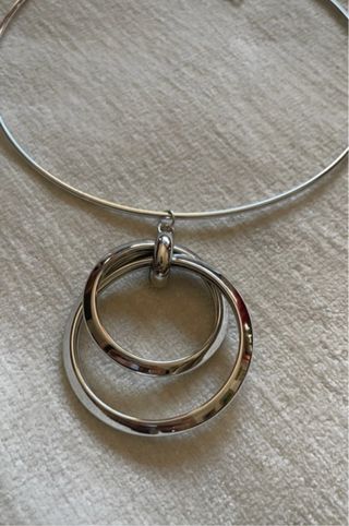 Collana rigida argentata con ciondolo cerchi