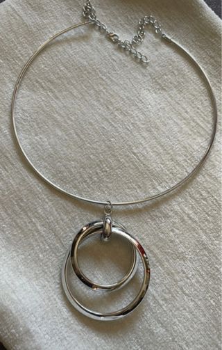 Collana rigida argentata con ciondolo cerchi